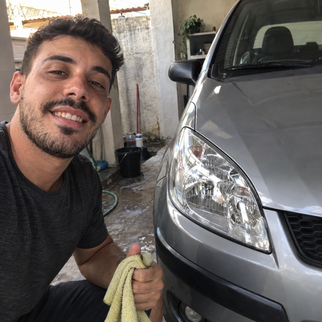 Cena ilustrativa de uma pessoa ao lado de um farol em uma garagem
