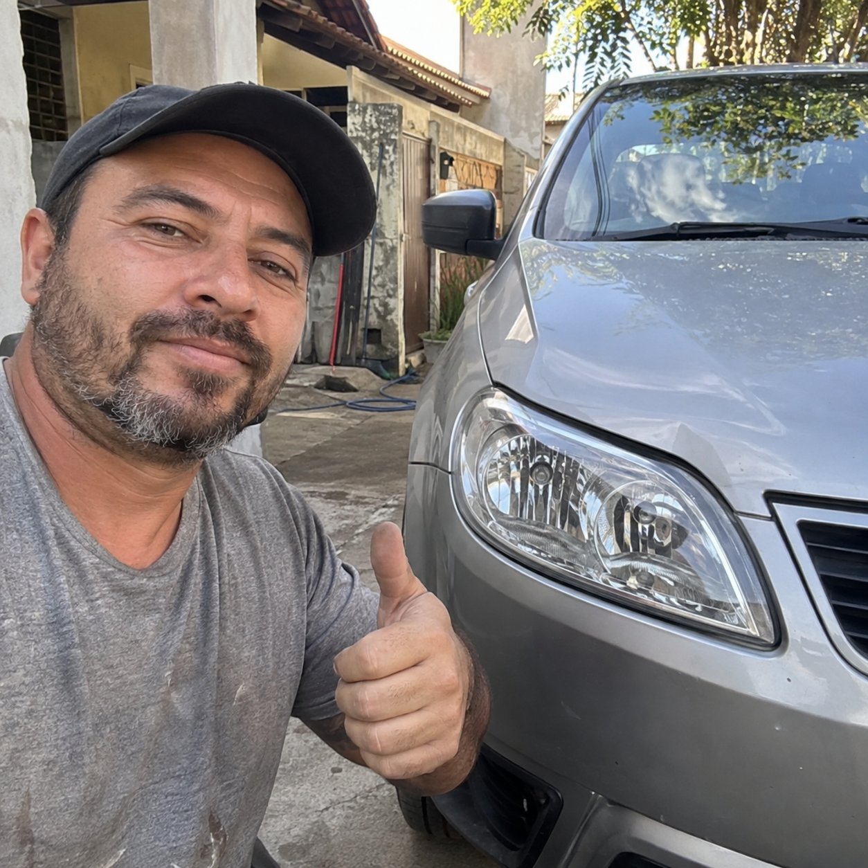 Cena ilustrativa de uma pessoa ao lado do farol de um carro